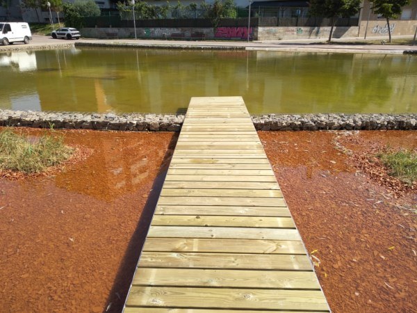 Puenta lago del parque Municipal de olesa de Montserrat